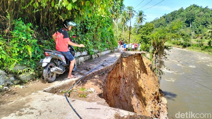 Jembatan putus akibat banjir di Polman, Sulbar.