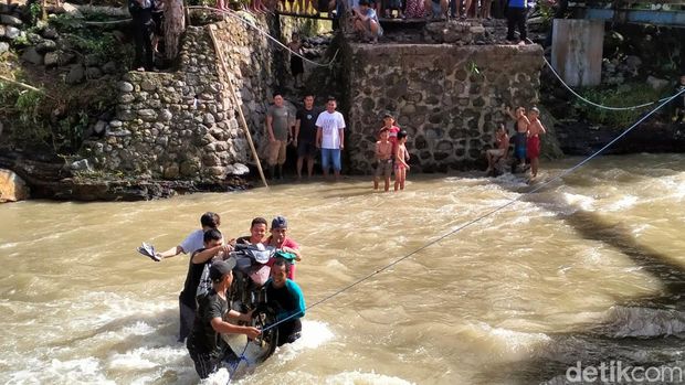 Jembatan putus akibat banjir di Polman, Sulbar.