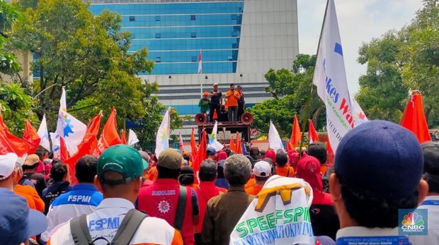 Kalangan buruh melakukan aksi unjuk rasa menolak Permenaker 5/2023 dan UU Cipta Kerja pada Selasa (21/3). (CNBC Indonesia/Ferry Sandi)