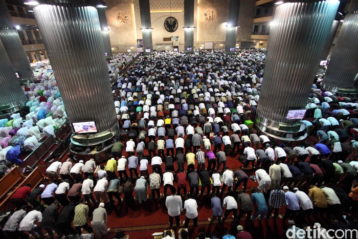 Tarawih dilaksanakan saat bulan Ramadan. Biasanya, masyarakat Muslim melakukan tarawih pada malam sebelum puasa pertama. Lalu, kapan tarawih pertama 2023?