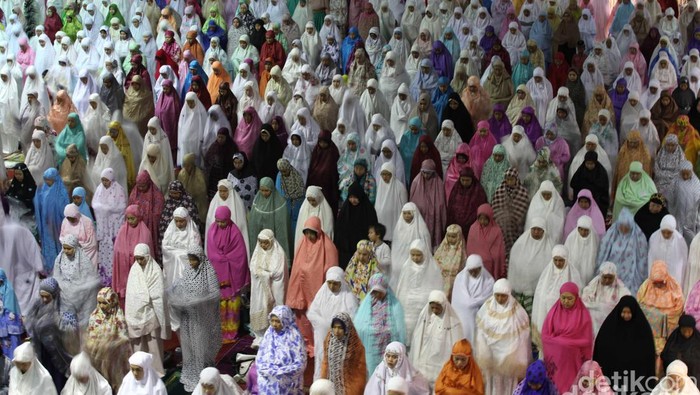 Tarawih dilaksanakan saat bulan Ramadan. Biasanya, masyarakat Muslim melakukan tarawih pada malam sebelum puasa pertama. Lalu, kapan tarawih pertama 2023?