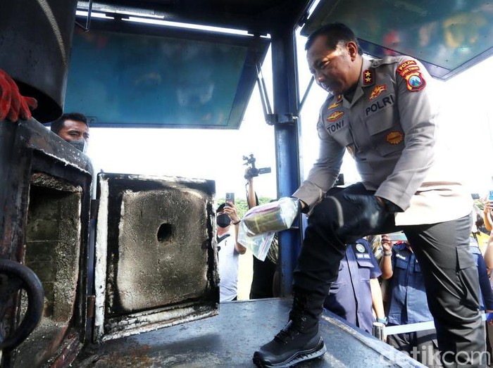 Kapolda Jatim Irjen Toni Harmanto memusnahkan sabu