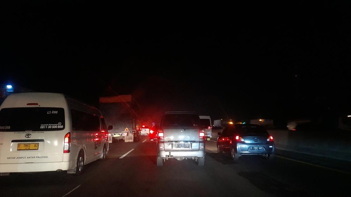 Kemacetan di Km 57 Tol Jakarta-Cikampek akibat ada perbaikan jalan (Ilham/detikcom)
