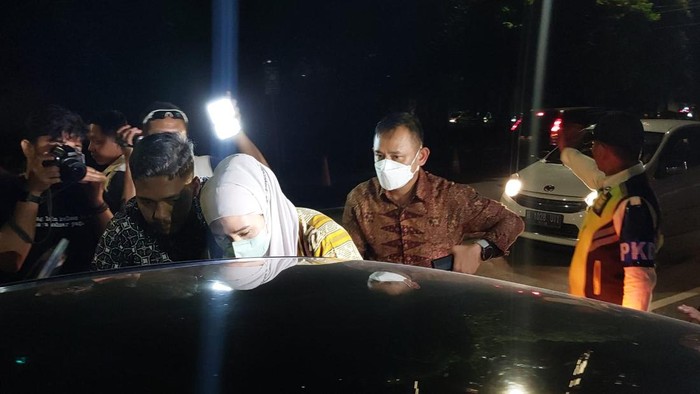 Kepala BPN Jaktim dan istrinya usai diklarifikasi oleh KPK (Yogi-detikcom)