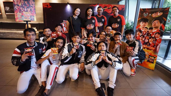 Belum lama ini BonCabe mengadakan acara nonton bareng MPL ID S11. Saat itu pertandingannya antara RRQ vs Alter Ego. Di leg kedua ini, Udil dan tim menang.