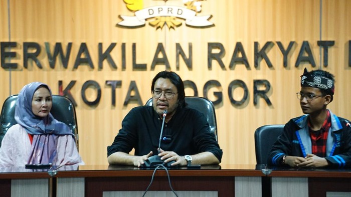 Ketua DPD PDI-P Jabar Ono Surono (tengah)