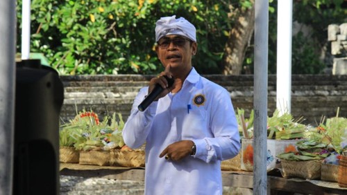 Ketua PHDI Provinsi Bali Nyoman Kenak mendesak pemprov dan Imigrasi mendeportasi bule Rusia yang beraksi membuka celananya di Gunung Agung.