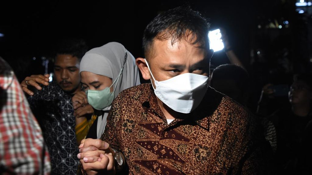 Potret Kepala BPN Jakarta Timur & Istri Usai Diperiksa KPK 10 Jam