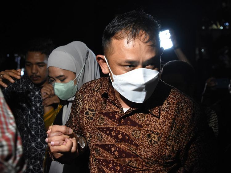 Potret Kepala BPN Jakarta Timur & Istri Usai Diperiksa KPK 10 Jam