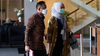 Sudarman Harjasaputra dan Vidya Piscarista saat tiba di gedung Gedung Merah Putih KPK, Jakarta. Antara Foto/Sigid Kurniawan.