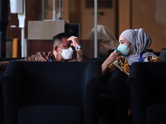 Kepala Badan Pertanahan Nasional (BPN) Jakarta Timur Sudarman Harjasaputra (tengah) bersama istrinya Vidya Piscarista (kiri) berjalan meninggalkan Gedung Merah Putih KPK usai dimintai klarifikasi, di Jakarta, Selasa (21/3/2023). Sudarman Harjasaputra memberikan klarifikasi selama 10 jam terkait Laporan Harta Kekayaan Penyelenggara Negara (LHKPN) dirinya.