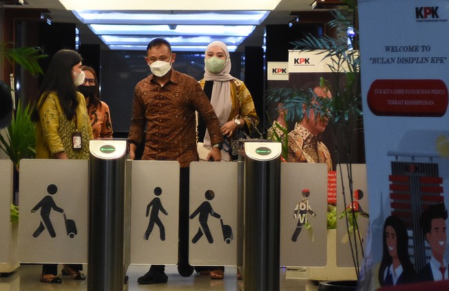 Gaya Vidya yang viral ini berimbas pada suaminya. Sudarman Harjasaputra berserta Vidya menandatangi KPK untuk menjalani pemeriksaan berkaitan dengan Laporan Harta Kekayaan Penyelenggara Negara (LHKPN) yang ia miliki. Foto: ANTARA FOTO/Indrianto Eko Suwarso