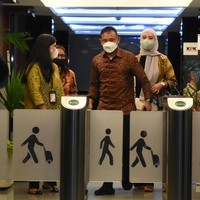 Gaya Vidya yang viral ini berimbas pada suaminya. Sudarman Harjasaputra berserta Vidya menandatangi KPK untuk menjalani pemeriksaan berkaitan dengan Laporan Harta Kekayaan Penyelenggara Negara (LHKPN) yang ia miliki. Foto: ANTARA FOTO/Indrianto Eko Suwarso