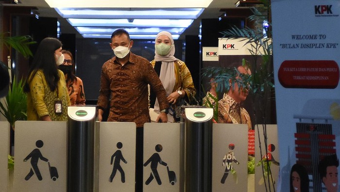 Kepala Badan Pertanahan Nasional (BPN) Jakarta Timur Sudarman Harjasaputra (tengah) bersama istrinya Vidya Piscarista (kiri) berjalan meninggalkan Gedung Merah Putih KPK usai dimintai klarifikasi, di Jakarta, Selasa (21/3/2023). Sudarman Harjasaputra memberikan klarifikasi selama 10 jam terkait Laporan Harta Kekayaan Penyelenggara Negara (LHKPN) dirinya.