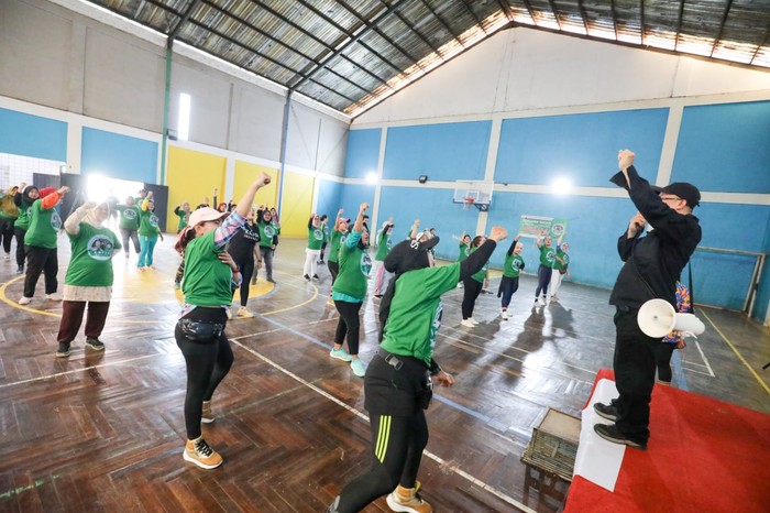 Komunitas Ojek Online (Kajol) Indonesia menggelar senam zumba untuk driver ojol wanita di Depok, Jawa Barat.