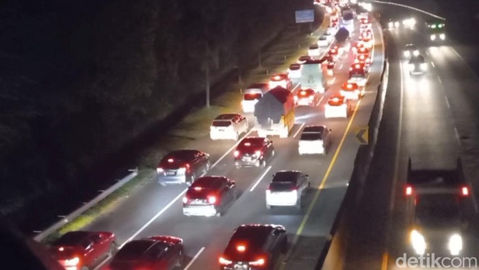Kondisi kemacetan di Tol Cipularang, Selasa (21/3/2023).