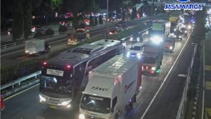 Kondisi lalin di Tol Dalam Kota pada Selasa (21/3/2023) via CCTV Travoy