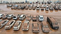 Foto udara menunjukkan mobil yang diparkir di lahan terbuka kebanjiran dan tertutup lumpur. Banjir bandang tersebut menewaskan belasan orang. Mehmet Akif Parlak/Anadolu Agency/Getty Images  