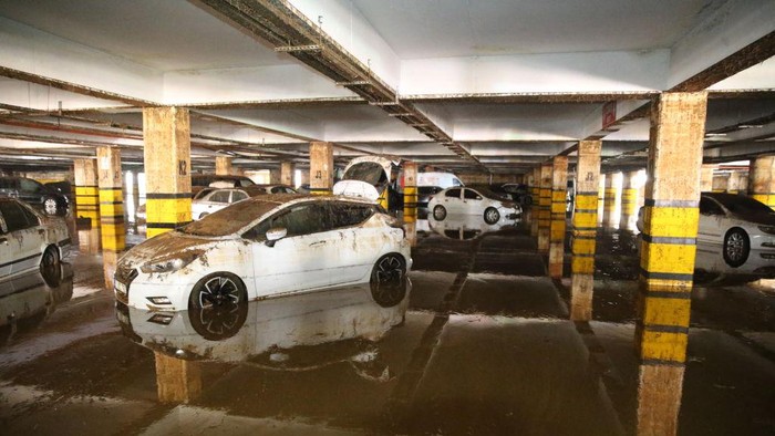 SANLIURFA, TURKIYE - MARCH 17: Vehicles stuck in mud at flooded parking garage near Sanliurfa Archeology Museum after heavy rains caused flood in Sanliurfa, Turkiye on March 17, 2023. (Photo by Esber Ayaydin/Anadolu Agency via Getty Images)