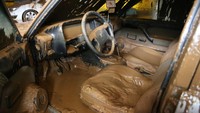 Bagian dalam mobil yang kebanjiran terlihat dipenuhi lumpur. Banjir tersebut melanda wilayah Turki yang sebelumnya diguncang gempa bumi M 7,8 tepatnya pada bulan lalu. Esber Ayaydin/Anadolu Agency/Getty Images