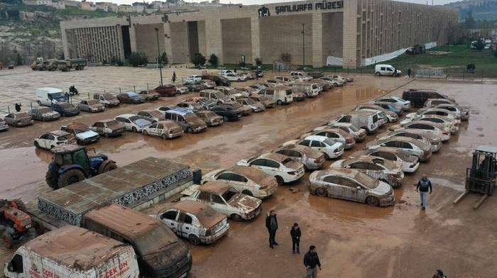Kondisi Mobil-mobil yang Jadi Korban Banjir Turki SANLIURFA, TURKIYE - MARCH 18: Vehicles stuck in mud at flooded parking garage near Sanliurfa Archeology Museum are evacuated, photographed, documented and parked in an open lot after heavy rains caused flood in Sanliurfa, Turkiye on March 18, 2023. (Photo by Mehmet Akif Parlak/Anadolu Agency via Getty Images)