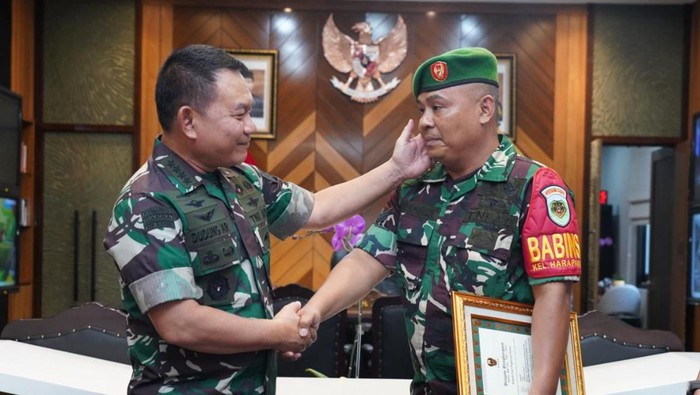 KSAD Jenderal Dudung Abdurachman memberikan penghargaan kepada Babinsa Koramil 0621-01 Cibinong Kodim 0621/Bogor, Serka Sunardi, atas aksinya menggagalkan peredaran 6,5 kg ganja.