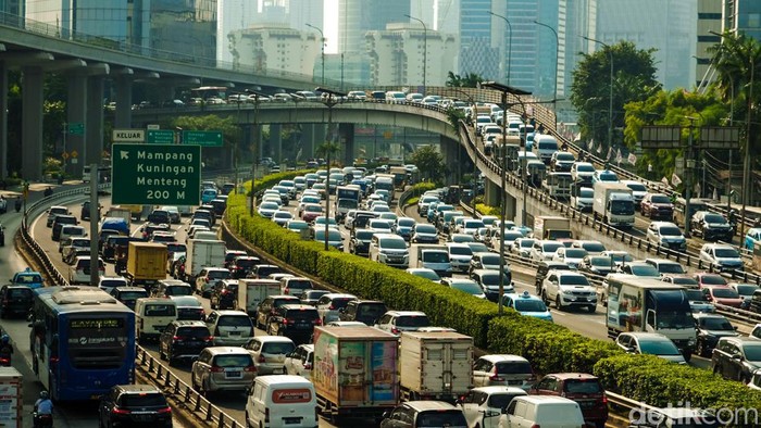 Polisi memperkirakan terjadi peningkatan volume kendaraan keluar Jabodetabek menjelang libur Nyepi. Lalin di Jakarta sudah terpantau macet.