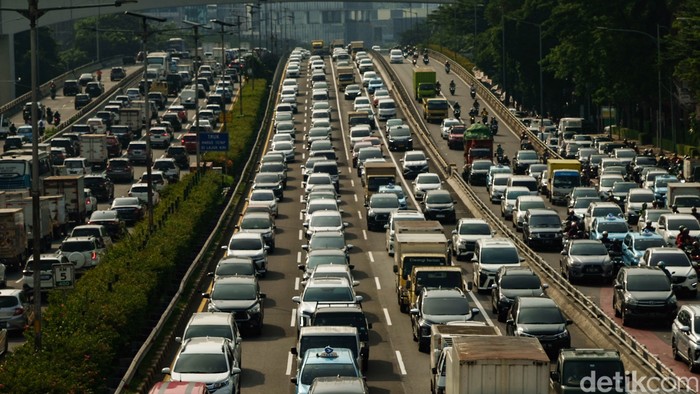 Polisi memperkirakan terjadi peningkatan volume kendaraan keluar Jabodetabek menjelang libur Nyepi. Lalin di Jakarta sudah terpantau macet.