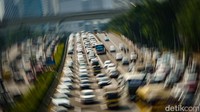 Kemacetan terjadi di Tol Dalam Kota, Jakarta, Selasa (21/3/2023).
