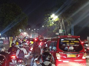 Jalan TB Simatupang Arah Pasar Rebo Macet Parah, Klakson Bersahutan