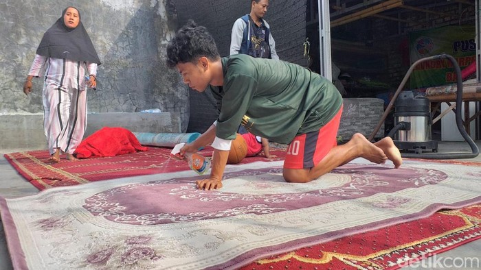 Laundry karpet di Bangkalan ramai menjelang Ramadan