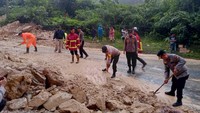 Petugas gabungan juga ikut membantu membersihkan material secara manual. (Dok. BPBD dan Polda Riau)