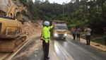 Penampakan Jalan Lintas Riau-Sumbar yang Bisa Dilalui Usai Tertutup Longsor