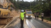 Untuk memudahkan proses pembersihan, alat berat pun diterjunkan ke lokasi. Perlahan kendaraan yang sempat terjebak macet karena jalan tertutup material longsor sudah bisa melintas. (Dok. BPBD dan Polda Riau)