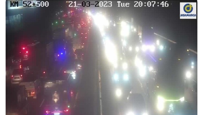 Macet di Tol Cikampek (Screenshot CCTV via Travoy)
