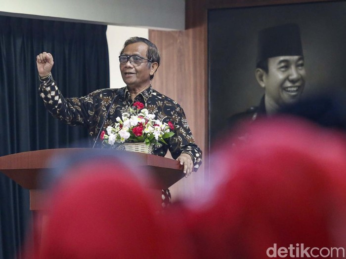 Menkopolhukam Mahfud MD menghadiri simposium nasional di sekolah PDIP Lenteng Agung, Jakarta. Dalam acara tersebut, ia menjadi keynote speaker.