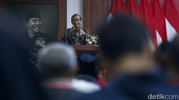 Menkopolhukam Mahfud MD menghadiri simposium nasional di sekolah PDIP Lenteng Agung, Jakarta. Dalam acara tersebut, ia menjadi keynote speaker.