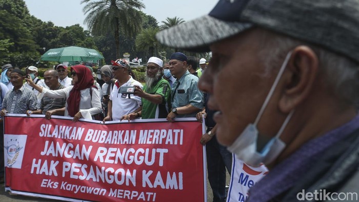 Sejumlah mantan karyawan PT. Merpati Nusantara Airlines (PT.MNA) berunjuk rasa di Patung Kuda, Jakarta, Selasa (21/3/2023). Aksi tersebut dilakukan untuk meminta Presiden Jokowi membayarkan pesangon usai PT Merpati dibubarkan.