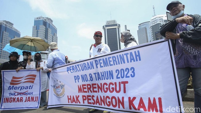 Mantan Pegawai Merpati Airlines Tuntut Pesangon ke Jokowi Sejumlah mantan karyawan PT. Merpati Nusantara Airlines (PT.MNA) berunjuk rasa di Patung Kuda, Jakarta, Selasa (21/3/2023). Aksi tersebut dilakukan untuk meminta Presiden Jokowi membayarkan pesangon usai PT Merpati dibubarkan.