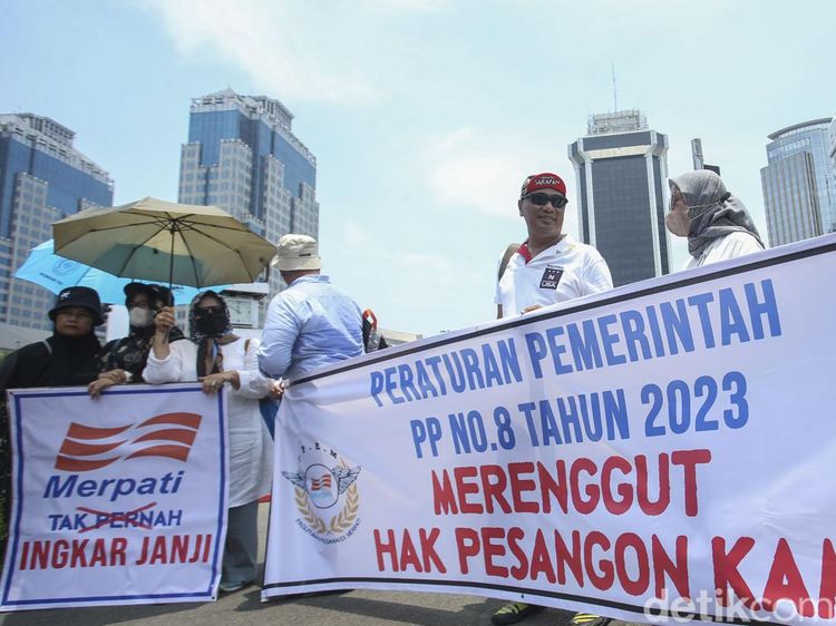 Mantan Pegawai Merpati Airlines Tuntut Pesangon ke Jokowi