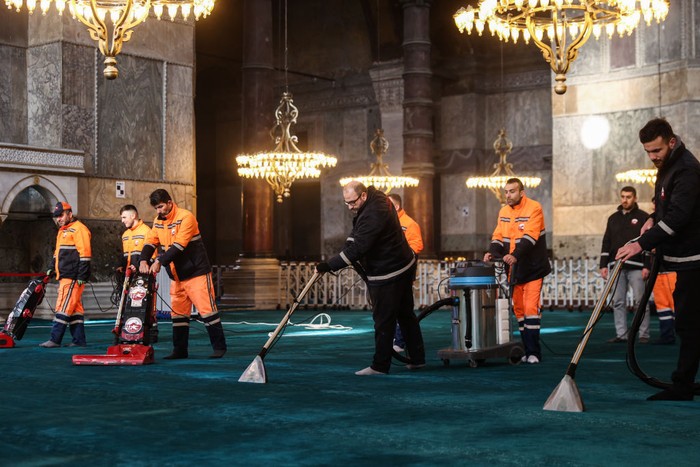 Masjid Hagia Sophia Siap Sambut Ramadan Tidak hanya Pakistan, umat muslim di Turki juga mulai melakukan bersih-bersih masjid. Salah satu tempat ibadah yang dibersihkan adalah Masjid Hagia Sophia.