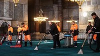 Lantai masjid divakum untuk membersihkan debu yang menempel. Bersih-bersih ini dilakukan untuk memberikan kenyamanan umat muslim beribadah.