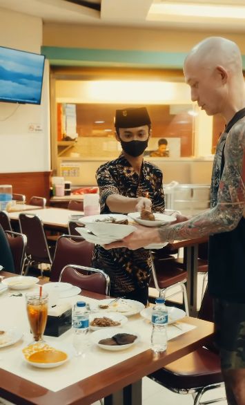 Makan di Restoran Padang, Vokalis Band Metal Ini Angkat Piring Bertumpuk