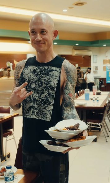 Makan di Restoran Padang, Vokalis Band Metal Ini Angkat Piring Bertumpuk