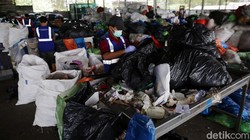Melihat Pengolahan Sampah di Bekasi
