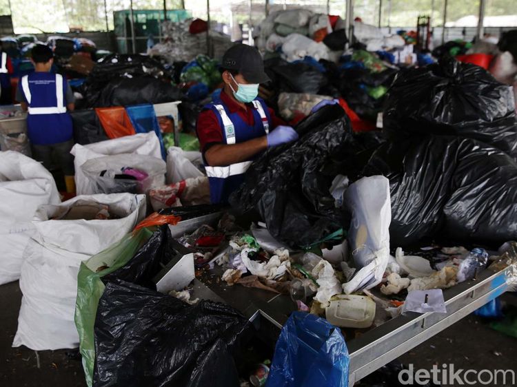 Melihat Pengolahan Sampah di Bekasi