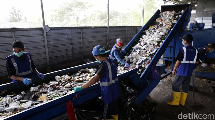 Head of Group Strategic Marketing & Communications PT Bank DBS Indonesia Mona Monika melihat proses pemilahan sampah di Waste4Change, Vida, Kota Bekasi, Jawa Barat, Selasa (21/3/2023).