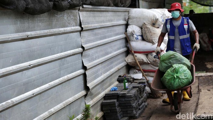 Melihat Pengolahan Sampah di Bekasi Head of Group Strategic Marketing & Communications PT Bank DBS Indonesia Mona Monika melihat proses pemilahan sampah di Waste4Change, Vida, Kota Bekasi, Jawa Barat, Selasa (21/3/2023).
