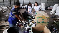 Head of Group Strategic Marketing & Communications PT Bank DBS Indonesia Mona Monika melihat proses pemilahan sampah di Waste4Change, Vida, Kota Bekasi, Jawa Barat, Selasa (21/3/2023).