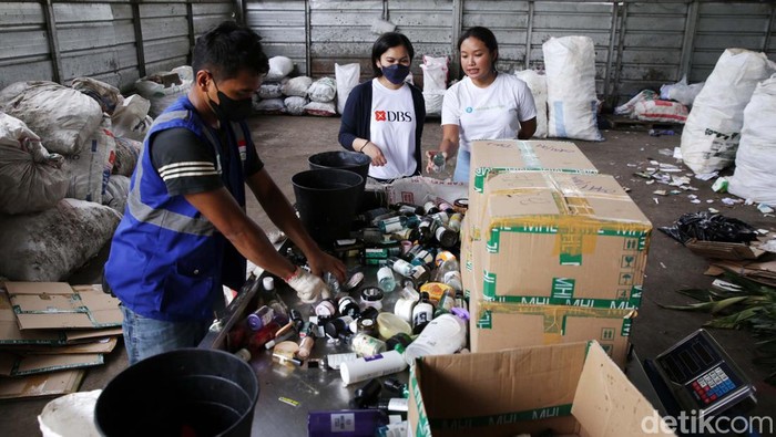 Melihat Pengolahan Sampah di Bekasi Head of Group Strategic Marketing & Communications PT Bank DBS Indonesia Mona Monika melihat proses pemilahan sampah di Waste4Change, Vida, Kota Bekasi, Jawa Barat, Selasa (21/3/2023).